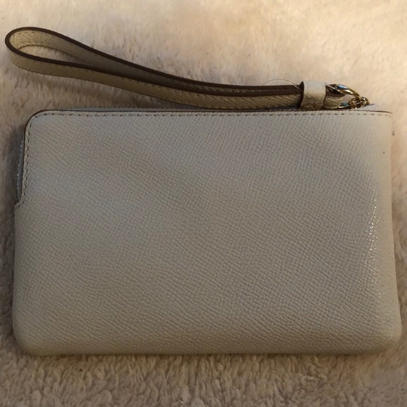 Coach cornerzip perforated wristlet ivory LAST ONE - Picture 2 of 6